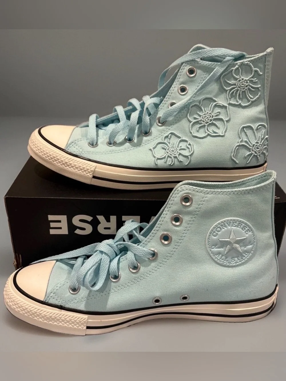 Converse Women’s High Top Sneakers in Light Aqua w Floral Embroidery size 9.5
